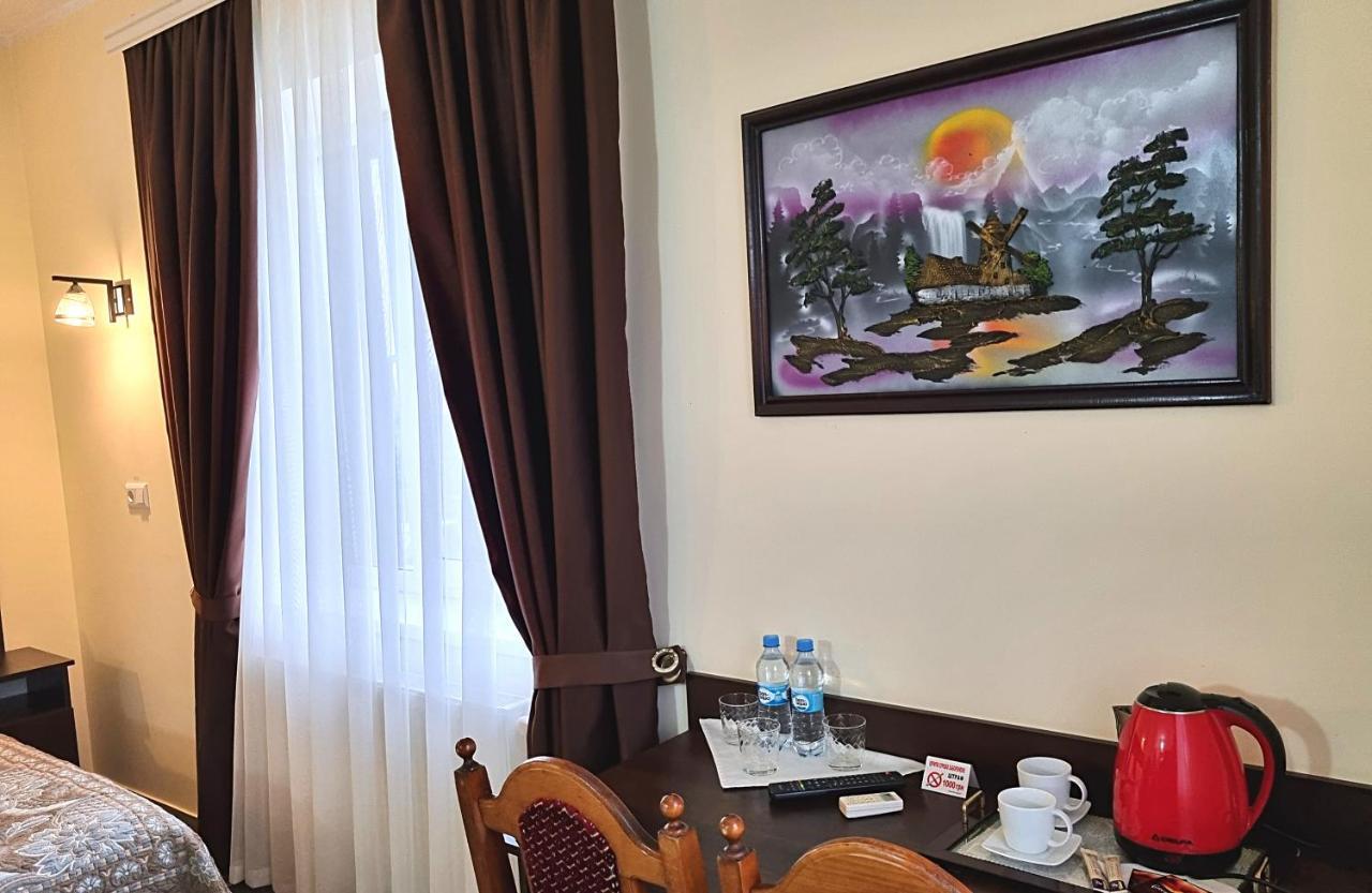 Готель "Валерія" Novoselytsya  Dış mekan fotoğraf